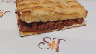 Schiacciata con spezzatino di cinghiale 