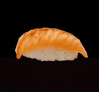 Nigiri de salmón flambeado