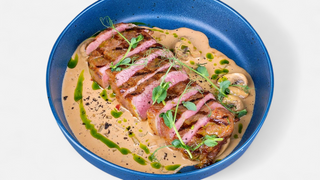 Стриплойн с мясным соусом