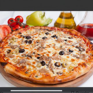 Pizza con atún y cebollas