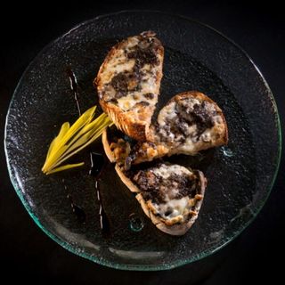 Кростини с моцарела и трюфел