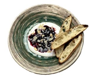 Закуска з лабне та карамелізованою смородиною (210 г)