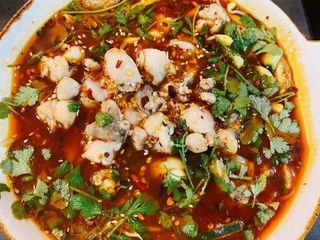 Ancas De Ranas Con Verduras Chinas En Caldo Superior Picante 