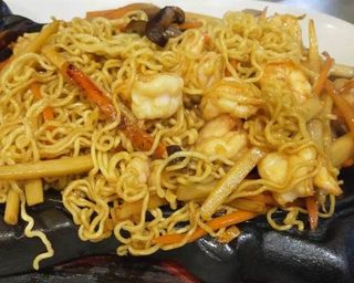 Chao Min Chinês com gambas em Chapa Quente