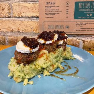 Bolas de Ternera con queso de Cabra y Cebolla Caramelizada