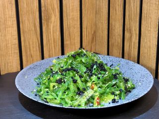 Гома Уакаме с черен хайвер