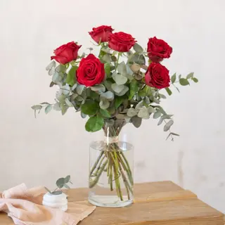 6 Rosas Rojas En Ramo Con Verdes Y Decoración