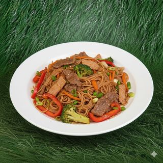 Spaghetti di soia con carne e verdure