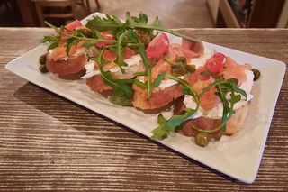 Брускети с пушена сьомга (200г)