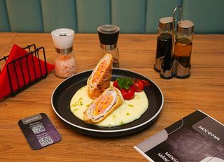 Gordon bleu din cotlet de porc şi cartofi pai