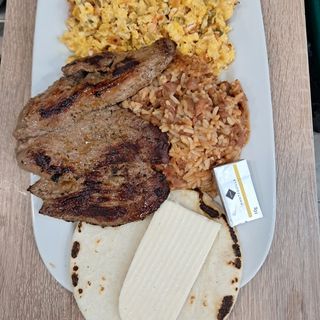 Súper desayuno cerdo con chocolate con leche 