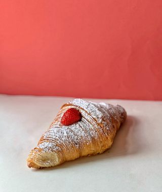 Croissant cu Căpșuni și Vanilie