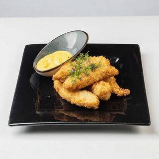 Куриные наггетсы с сырным соусом