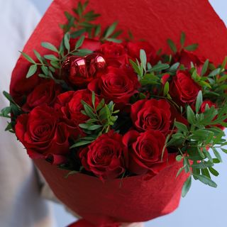 Bukiet z 15 czerwonych róż z serduszkiem