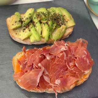 Mix Tostas Aguacate y Serrano Tumaca