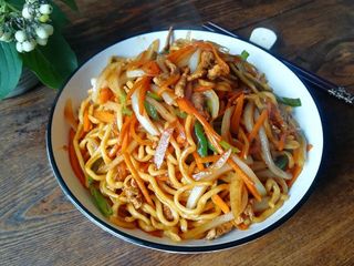 42. Пържени спагети с пилешко, свинско, телешко месо (800г)