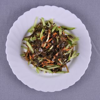 4. Салата от водорасли, краставици, моркови, чесън (350г)