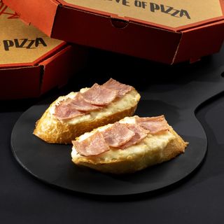 ნივრიანი კრუტონი, ყველით და ლორით