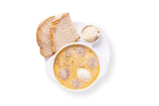 Zupa Chrzanowa z jajkiem, ziemniakami, białą kiełbasą i pieczywem