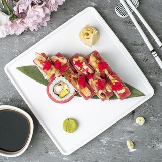 Дракон з тунцем, креветкою темпура та манго 