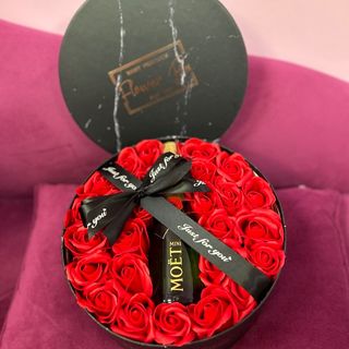 Луксозна подаръчна кутия с моет мини и декоративни сапунени рози #332