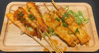 m121. Espetadas de Gambas Picante e Tofu Picante