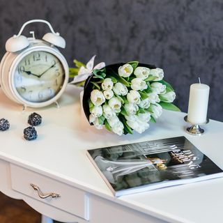 Buchet special Nr 1 din 25 lalele albe in hartie neagra