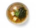 33. Sopa miso (350ml) / Miso soup (350ml)
