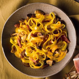 Tagliatelle zafferano, speck e funghi