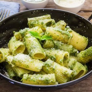 Rigatoni con pesto (opción vegana)