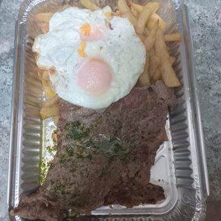 Plato De Filete De Ternera Con Patatas Y Huevos