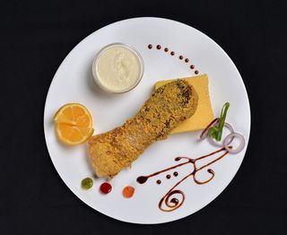 Crap prăjit cu mămăligă și mujdei