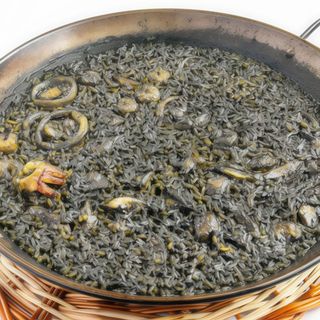 Arroz negro a la tinta del calamar.