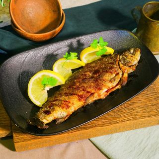 თევზი კალმახი ბროწეულის სოუსით