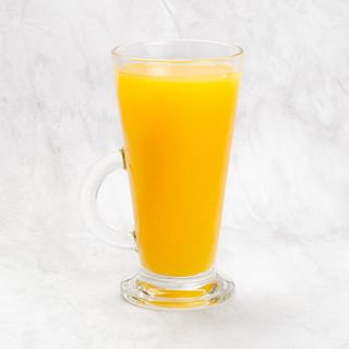 Świeżo wyciskany sok pomarańczowy