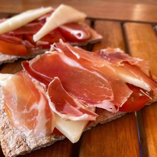 Jamón Ibérico Con Queso De Oveja Y Virgen Extra