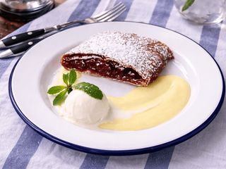 Штрудель з вишнею (220g)