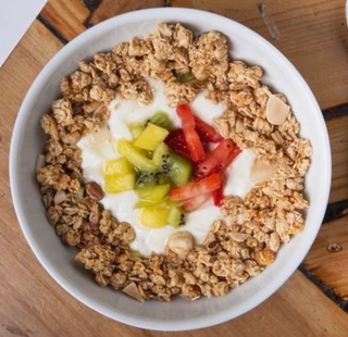 Iogurte natural com mix de frutas, granola e mel