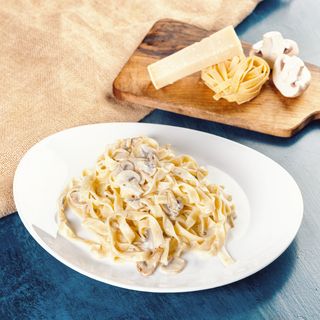 ფეტუჩინი სოკოთი და ნაღებით