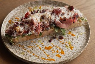 Брускета з роcтбіфом та соусом Вітело (250g)