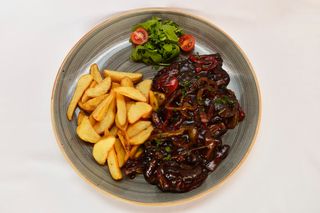 Juneći obrazi u umaku od špeka, paprike i crnog vina