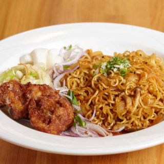114. Yakisoba Con Pollo Frito