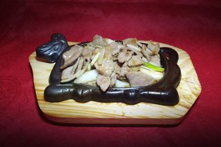 74 Manzo con cipollini alla piastra