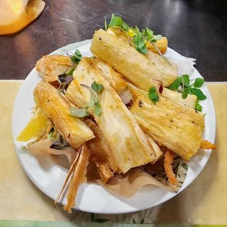 YUCA FRITA CON MIEL PICANTE