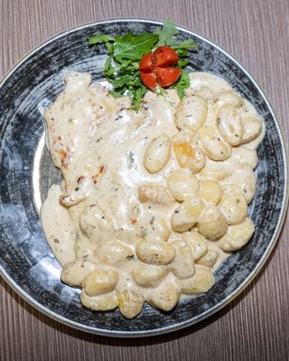 Pileći file u umaku od gorgonzole s gnocchima