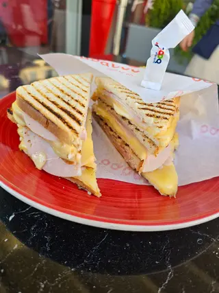 Tost sendvič sa pršutom 200 gr