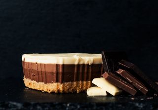 Tarta casera de tres chocolates 