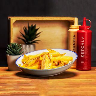 Patatas Fritas Con Nuestra Salsa