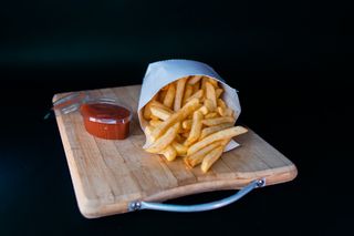 კარტოფილი ფრი და კეტჩუპი