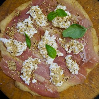 Focaccia fritta con Stracciatella di bufala, prosciutto crudo, noci